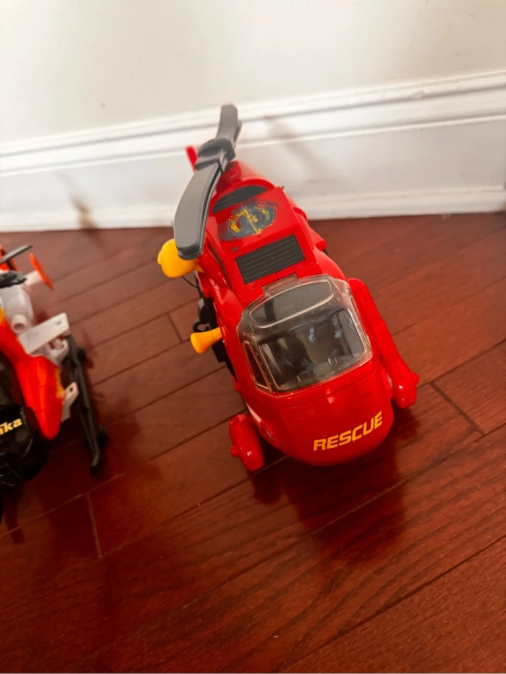 2 large helicopters and 2 transformers.